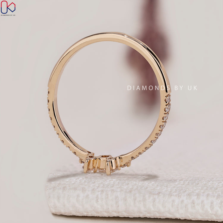 Round cut diamond band with a zigzag cluster design.
