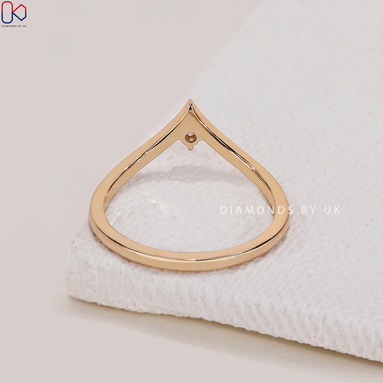 Prong Setting Band designed to enhance the chevron design and diamond brilliance

