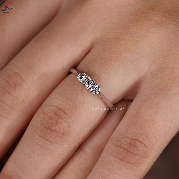 Buy diamond band in white gold featuring three sparkling round diamonds.
