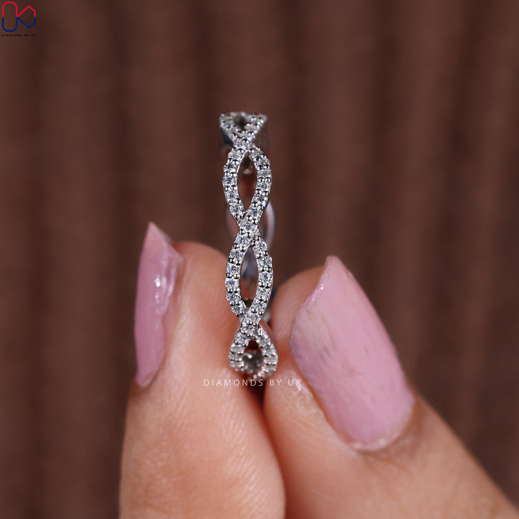Handmade jewellery featuring twisted design and lab diamonds.
