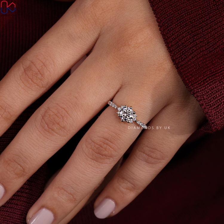 Buy engagement ring with a timeless and refined style.

