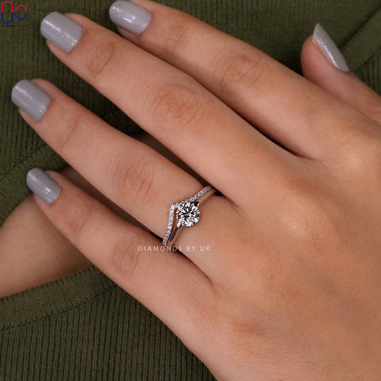 Solitaire setting ring with round cut diamond band in white gold.
