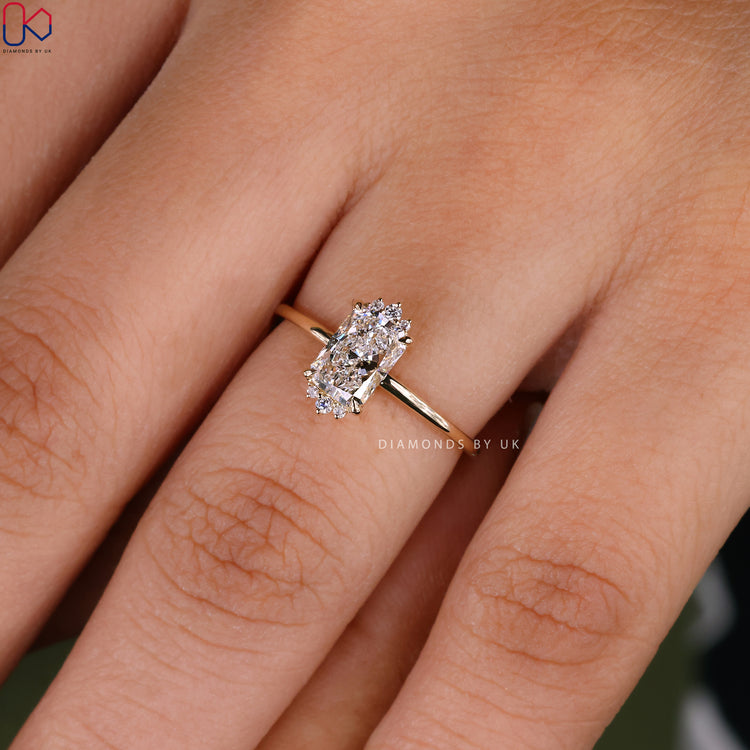4 prong claw setting with sparkling round diamonds in yellow gold.

