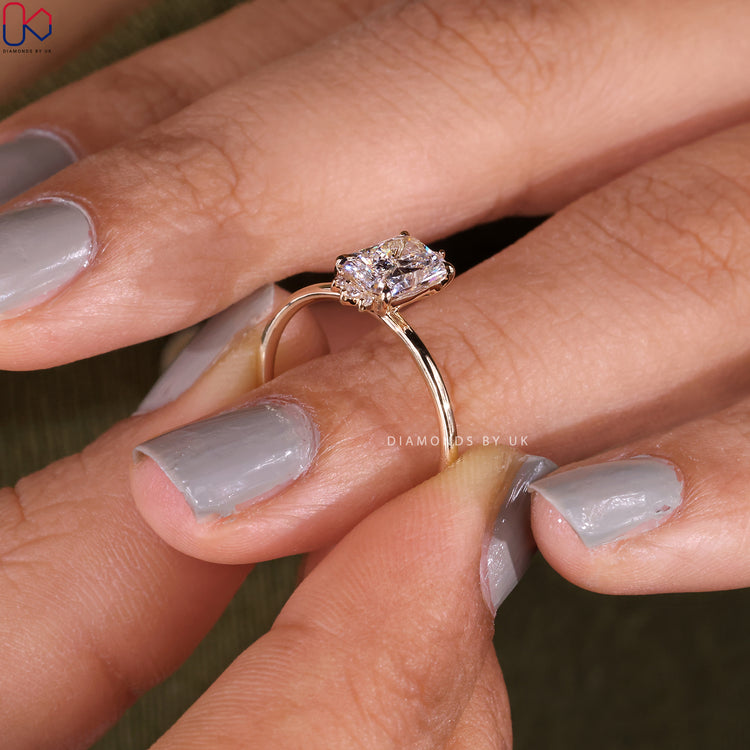 Buy engagement ring with handmade craftsmanship and IGI certified diamonds.
