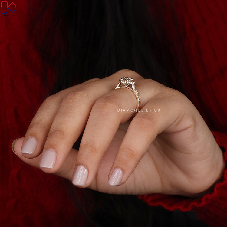 Prong setting ring securing diamonds with precision and brilliance.
