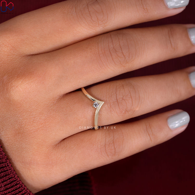 Minimalist Wedding Band with a sophisticated chevron pattern
