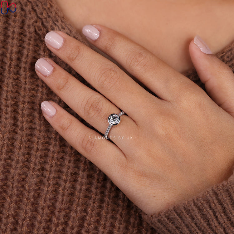 Knife edge shank ring in white gold with a round diamond.
