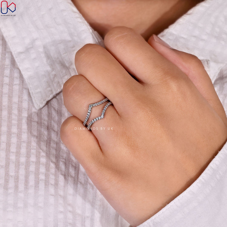 Round cut diamond band shaped as a chevron insert for perfect stacking.
