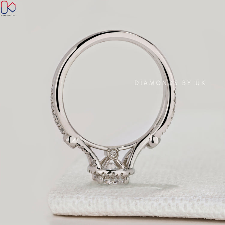 Round cut ring with twisted pavé and halo style.