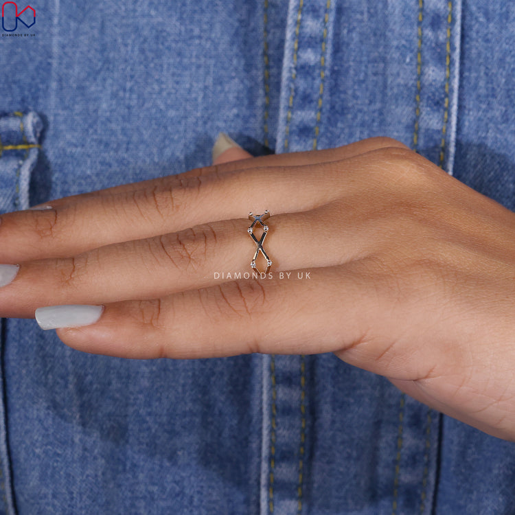 Round cut diamond band with a crossover design.
