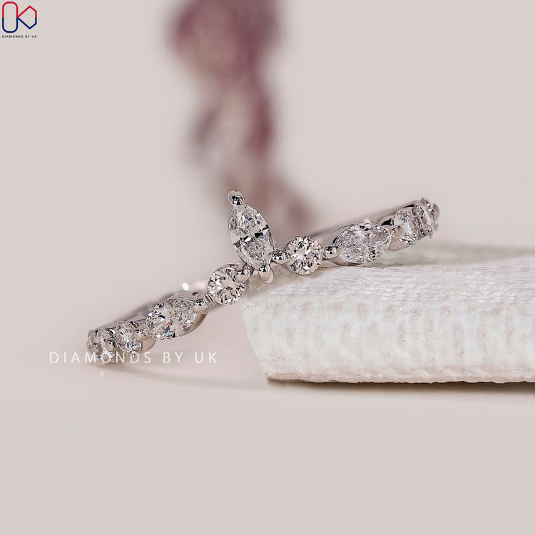 Marquise and round lab grown diamond curved band.
