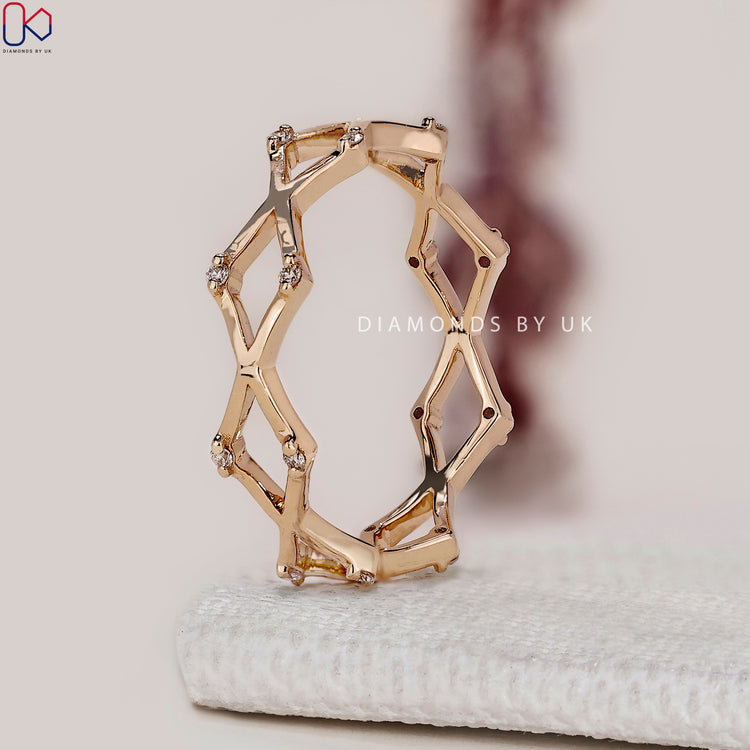 Round cut diamond band with a zigzag design.