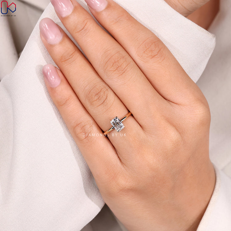 Criss cut diamond ring with tulip basket design.
