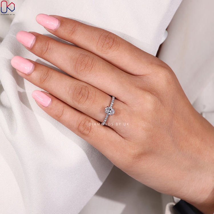 Oval cut ring with round diamond pavé style.