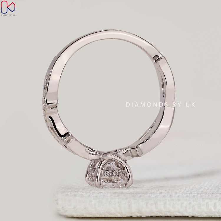 Round cut ring with twisted pavé band style.