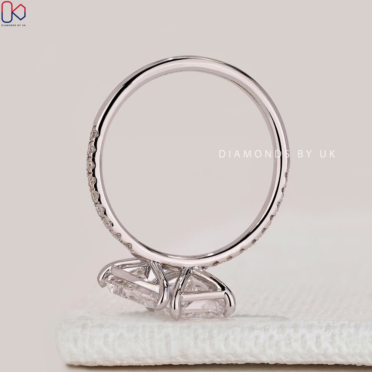 Toi et Moi ring with round diamond pavé band.