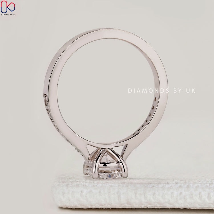 Round cut ring with tapered shank and pavé style
