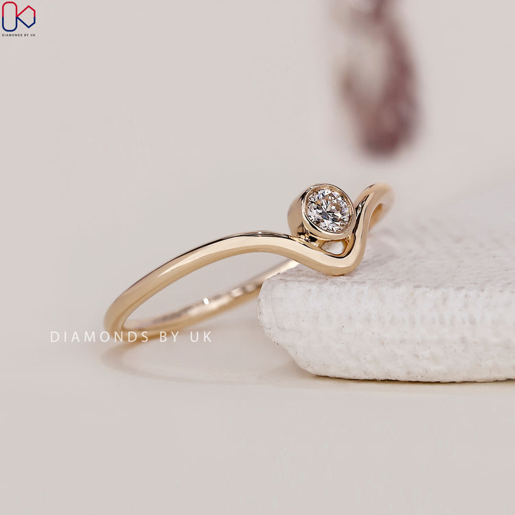 Diamondsbyuk band with lab grown diamonds, offering beauty and sustainability.
