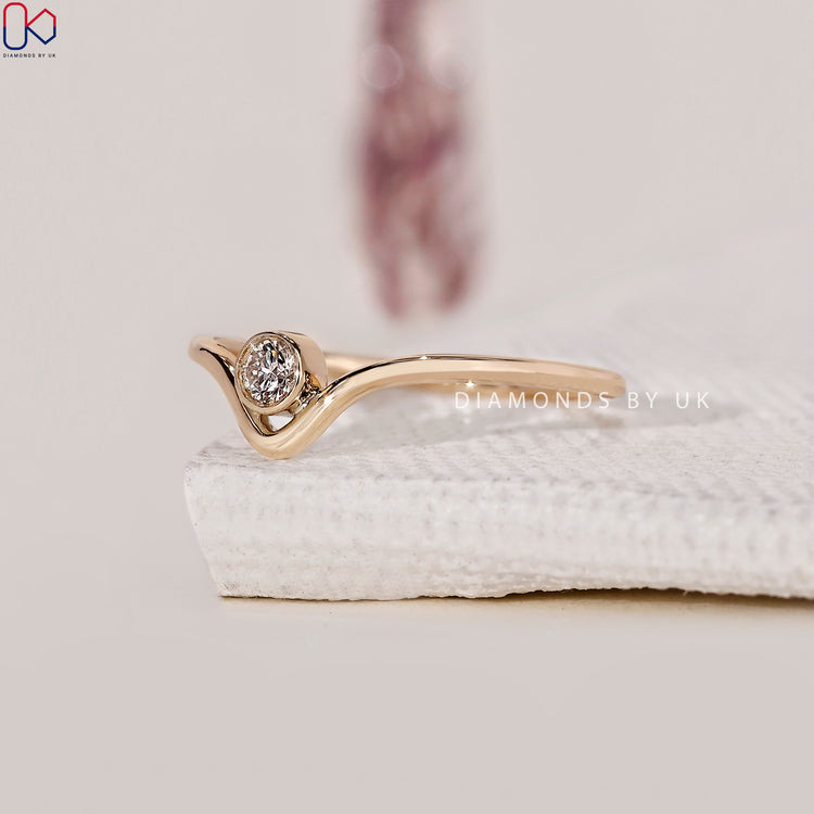 Yellow gold diamond wedding band crafted to exude classic sophistication and charm.
