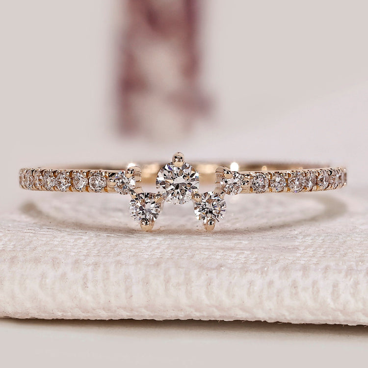 Round cut diamond wedding band with zigzag clusters.
