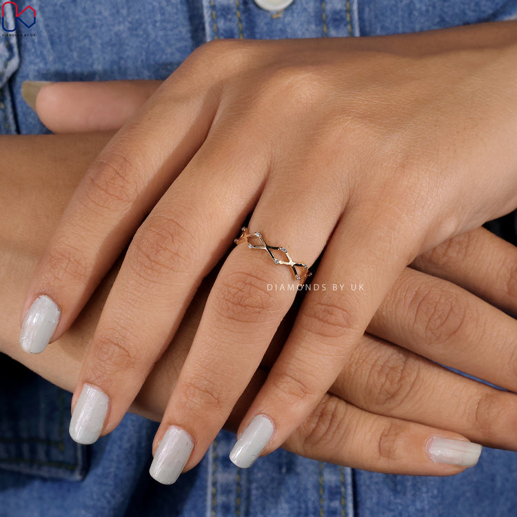 Handmade round diamond band with zigzag design.
