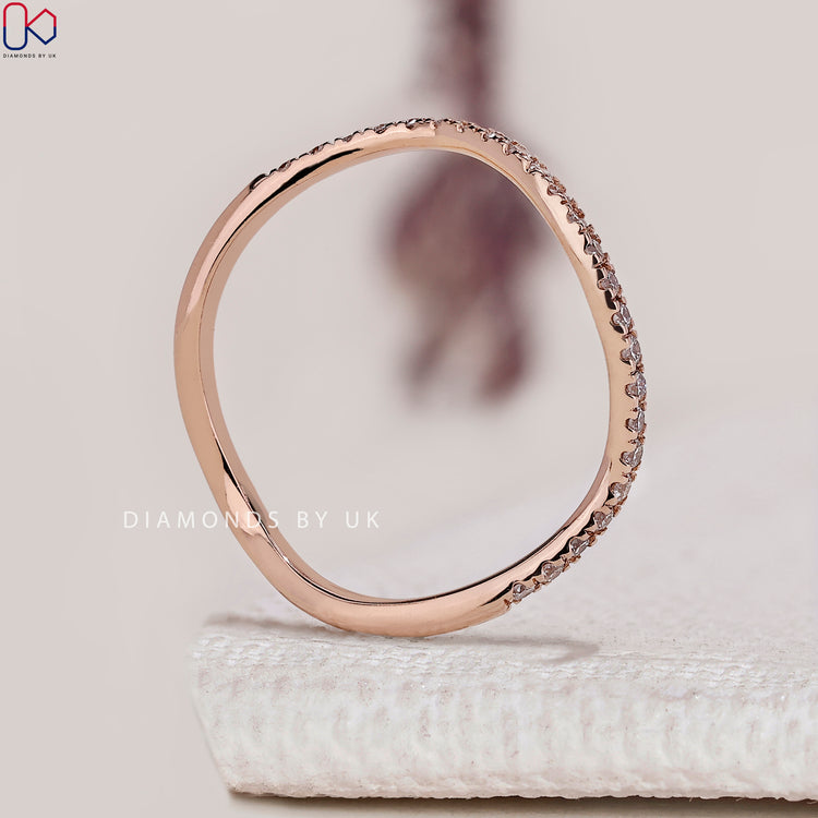 Handmade round diamond wedding band with wave style.
