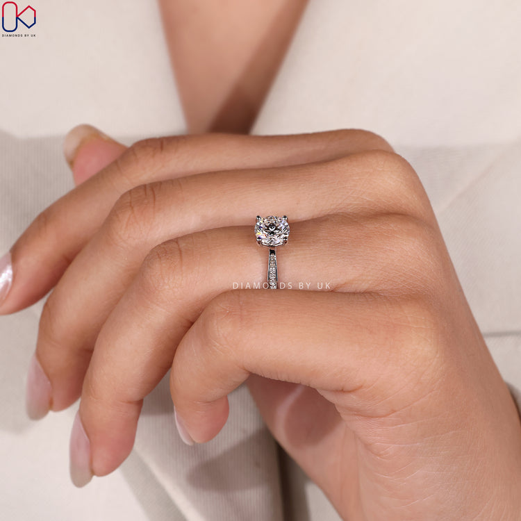 Lab grown round cut ring with tapered pavé shank