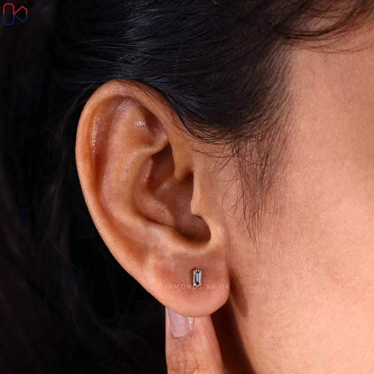 Baguette diamond earrings with solitaire style.