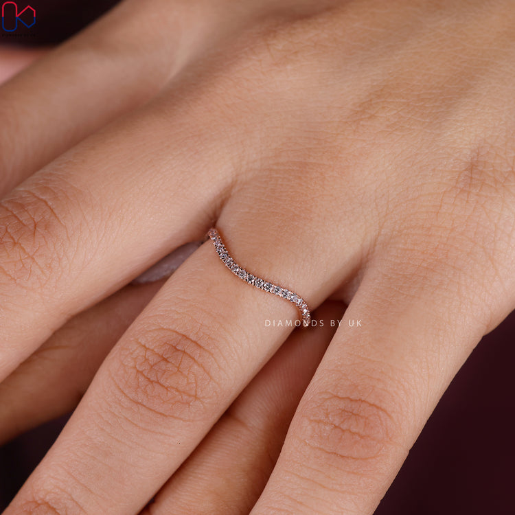 Diamondsbyuk round diamond band with an eternity wave style.
