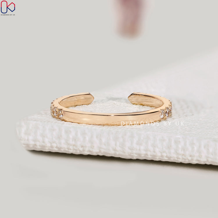 Yellow gold band featuring a beautiful round diamond wedding ring.
