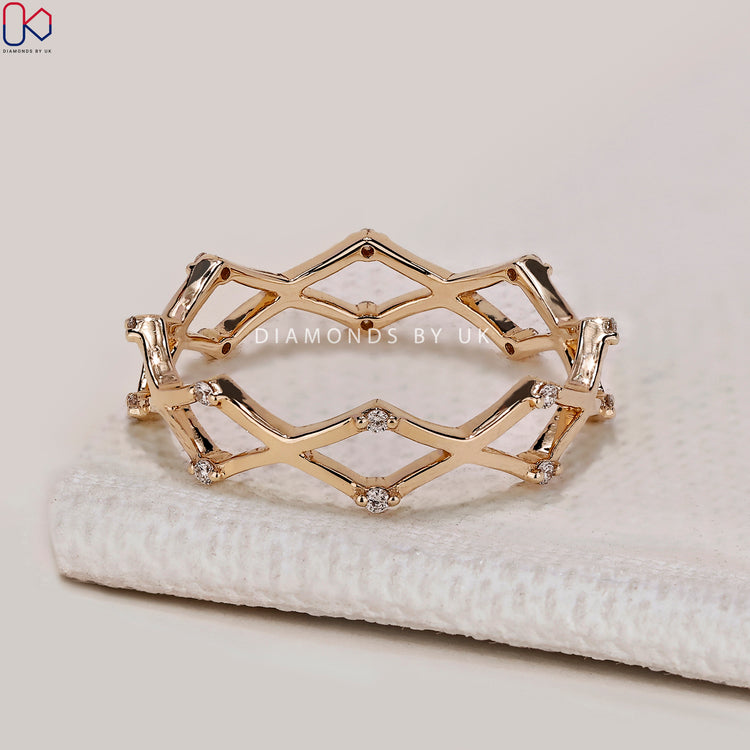 Round cut lab grown diamond band with zigzag style.
