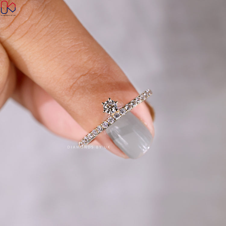 Round cut diamond pavé band with six claw prongs.
