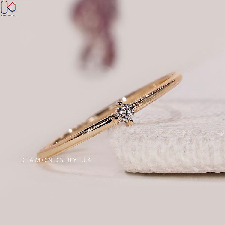 Minimalist round diamond band with compass prongs.
