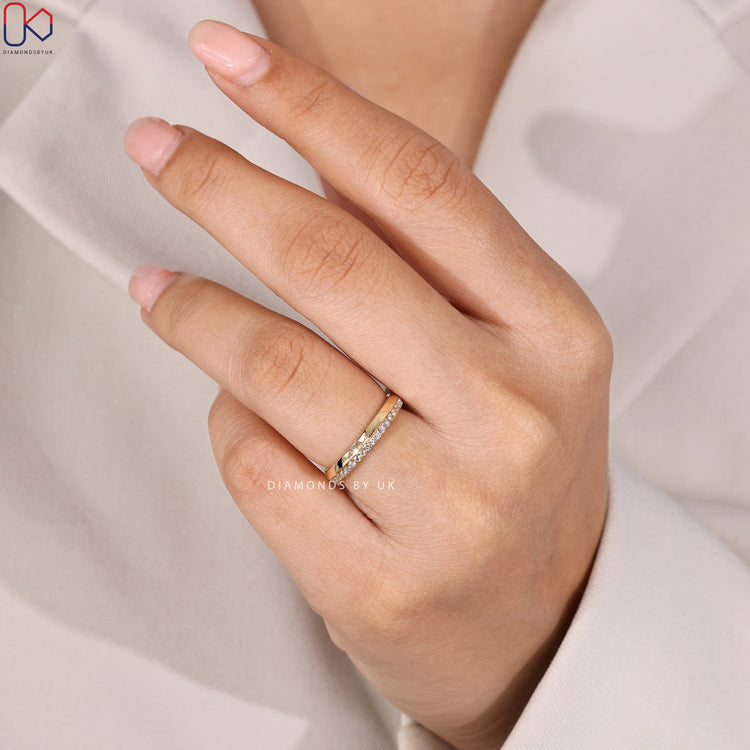 Diamondsbyuk round diamond band with pavé style.
