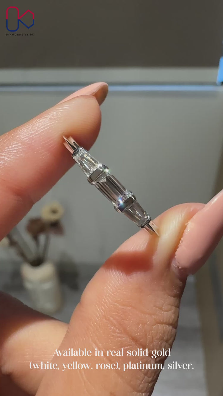 Bar setting wedding band with baguette diamonds.
