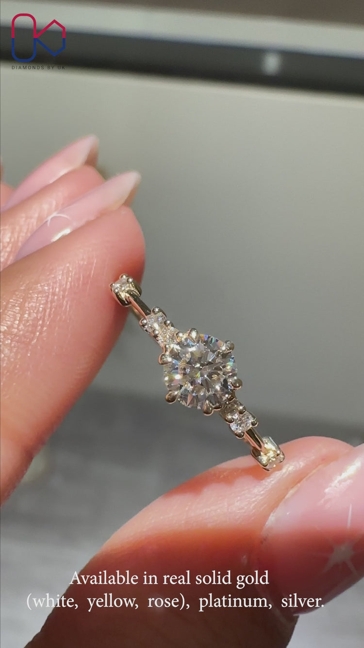 Round cut diamond ring with a stunning design.
