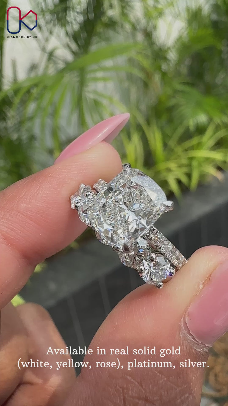 Stunning cushion cut ring with a timeless design for brides.
