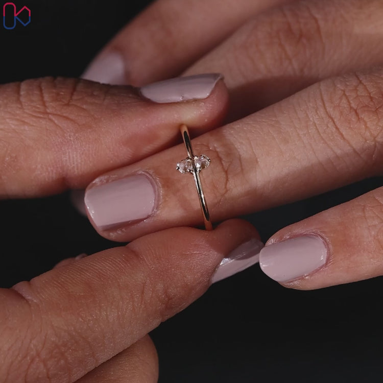 Toi et moi ring featuring two diamonds in yellow gold.
