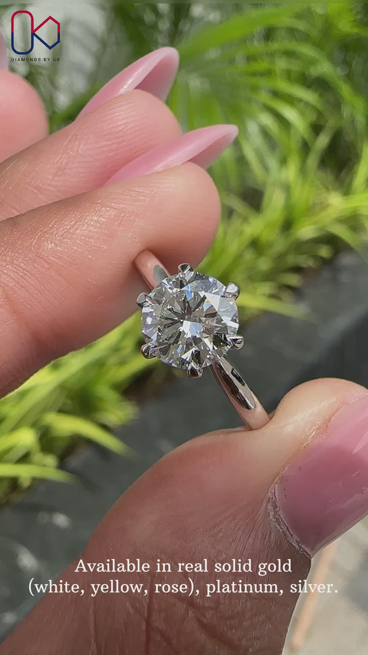 Elegant round cut diamond ring for a timeless look.
