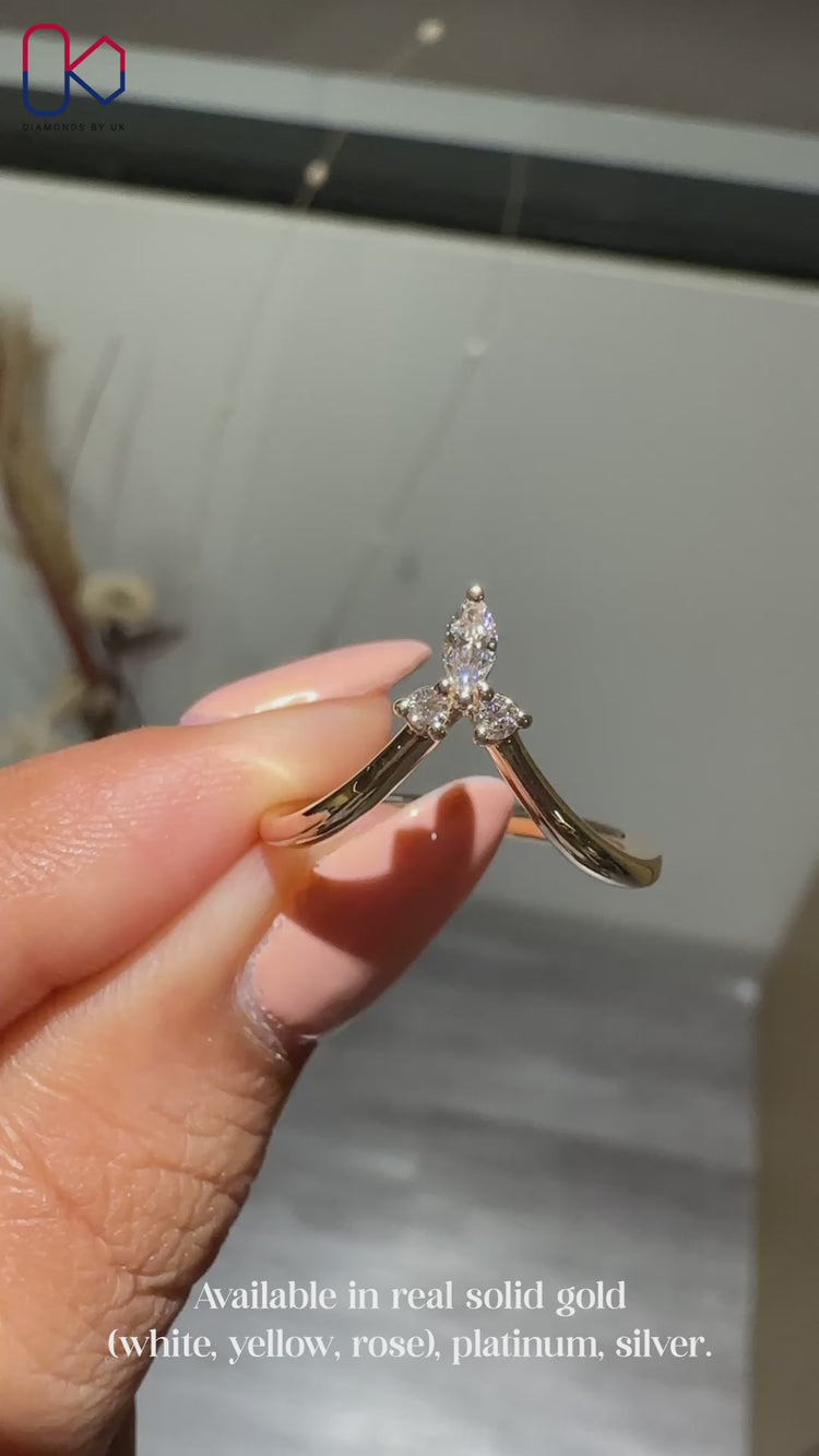 Marquise and round diamond band in yellow gold.
