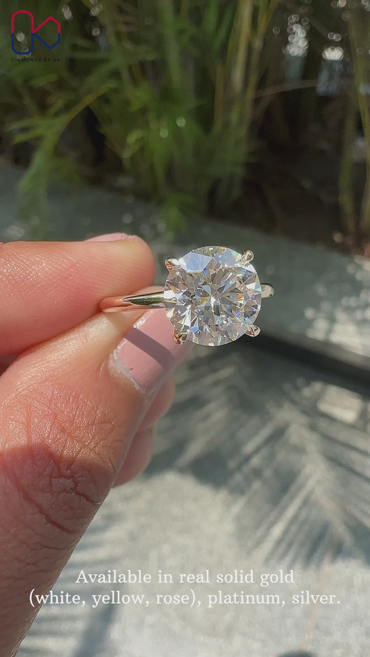 Solitaire diamond ring in yellow gold
