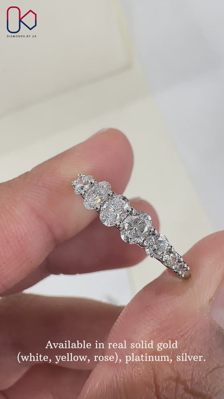 Stunning oval wedding band featuring brilliance and charm.