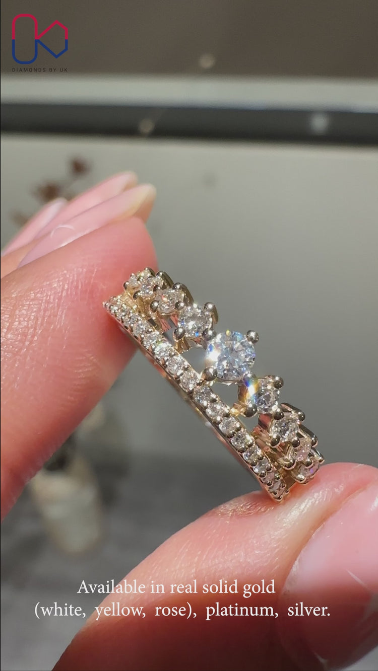 A round diamond wedding band in white gold, crafted with exceptional precision.