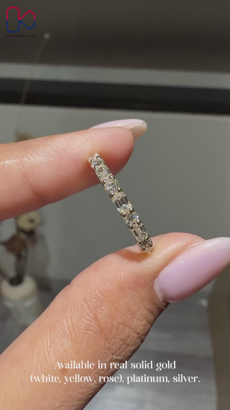 Half eternity diamond band in yellow gold.
