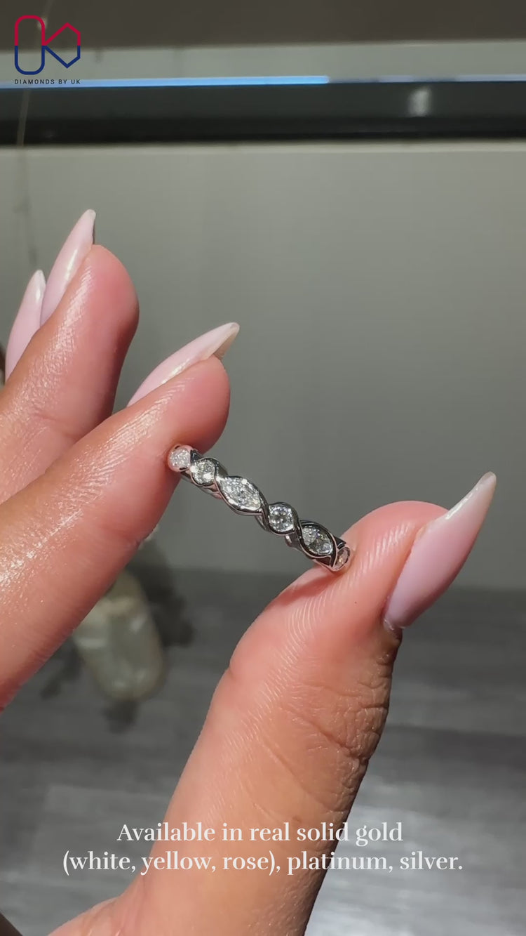 Elegant full eternity band featuring sparkling diamonds.
