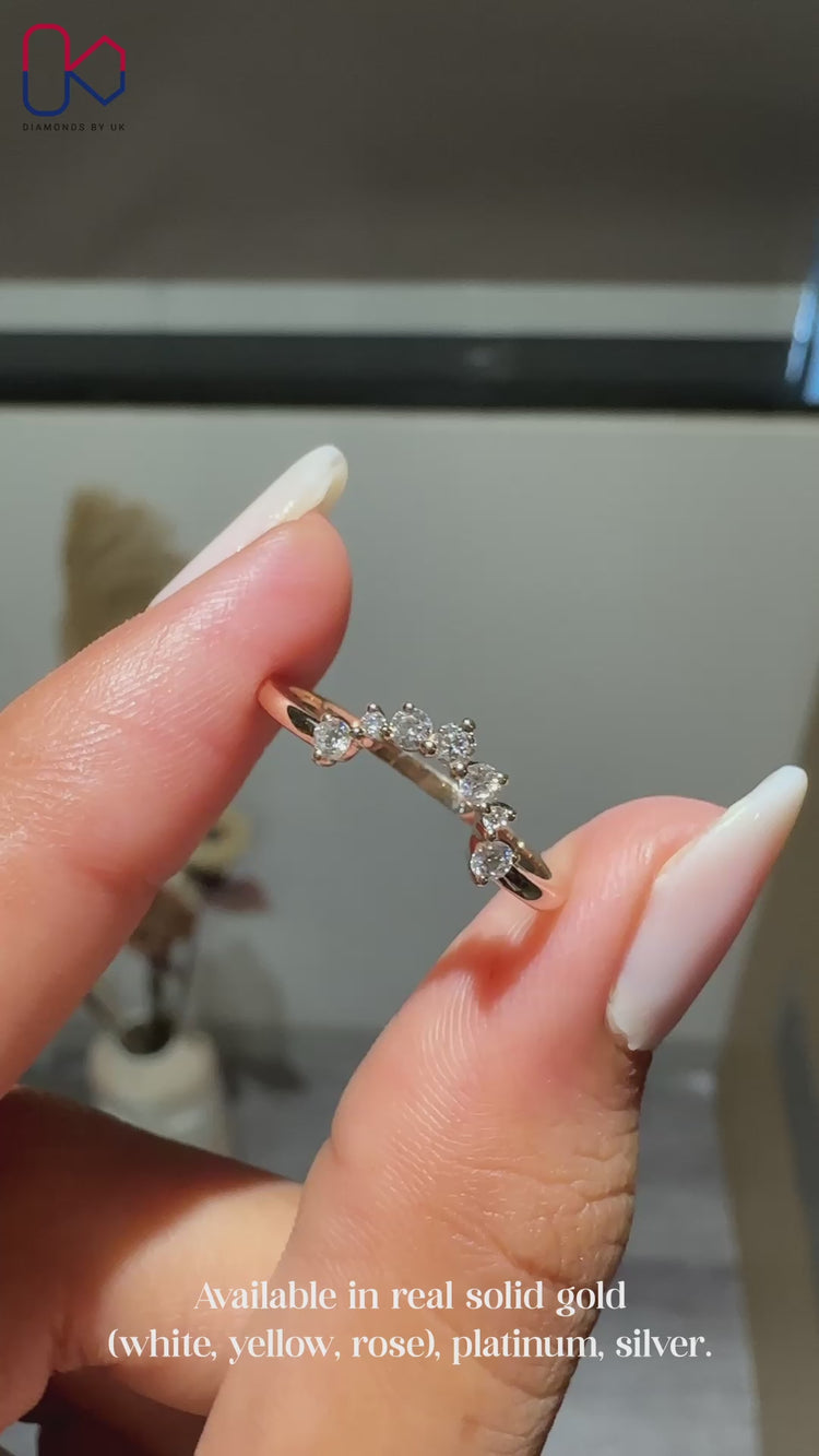 7 stone wedding band featuring evenly spaced diamonds.
