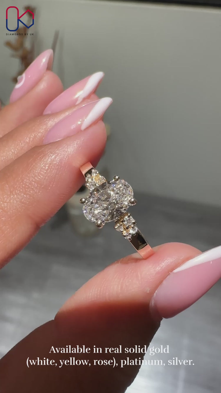 Round cut side stone with a timeless 4 prong setting.