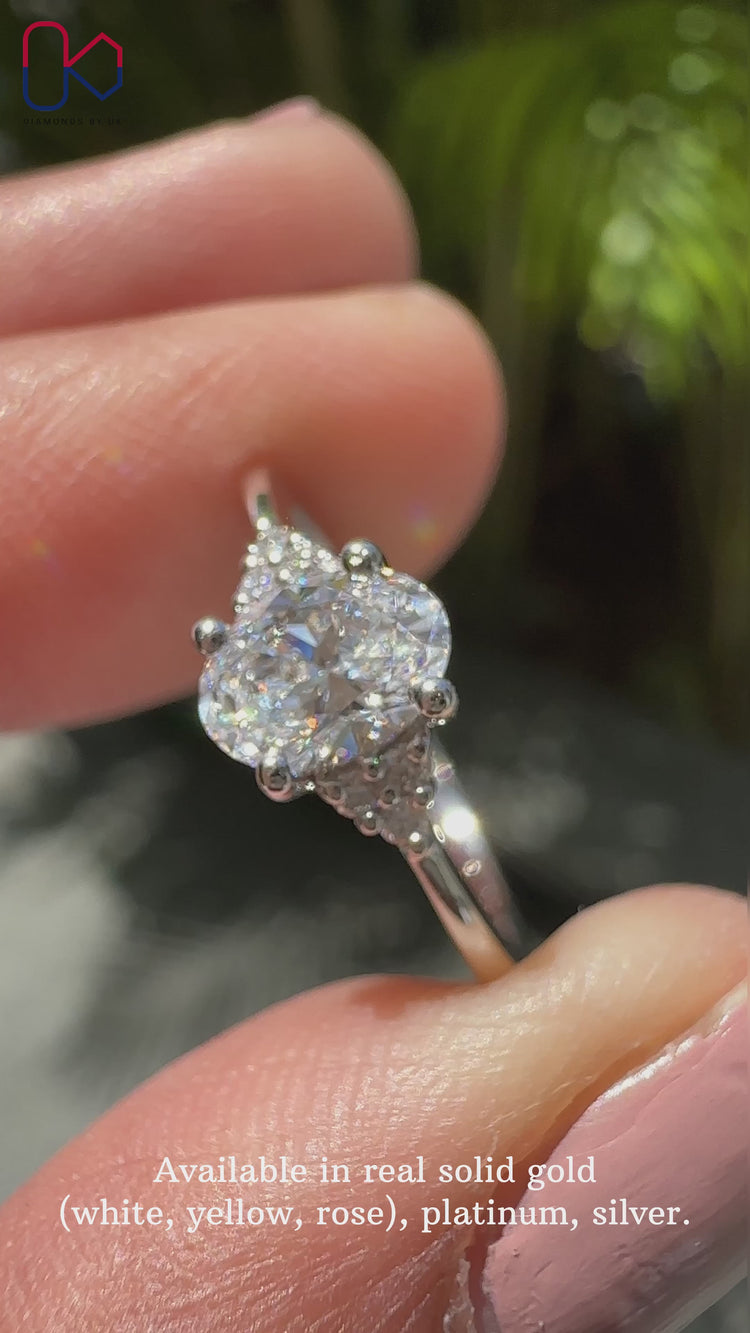 Round Cut Diamond set in a timeless design.
