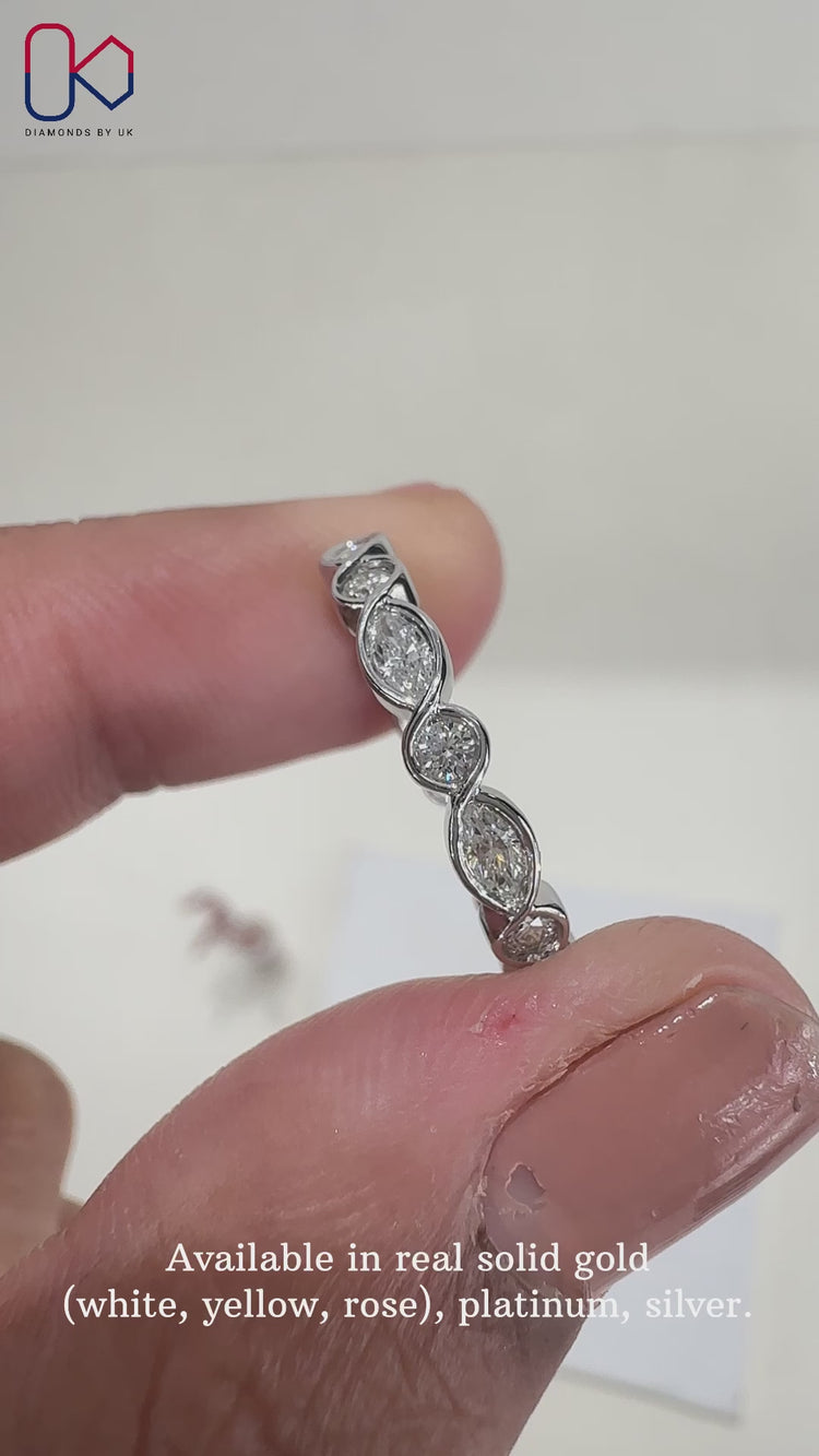 Elegant wedding band for marquise diamond in a beautiful setting.
