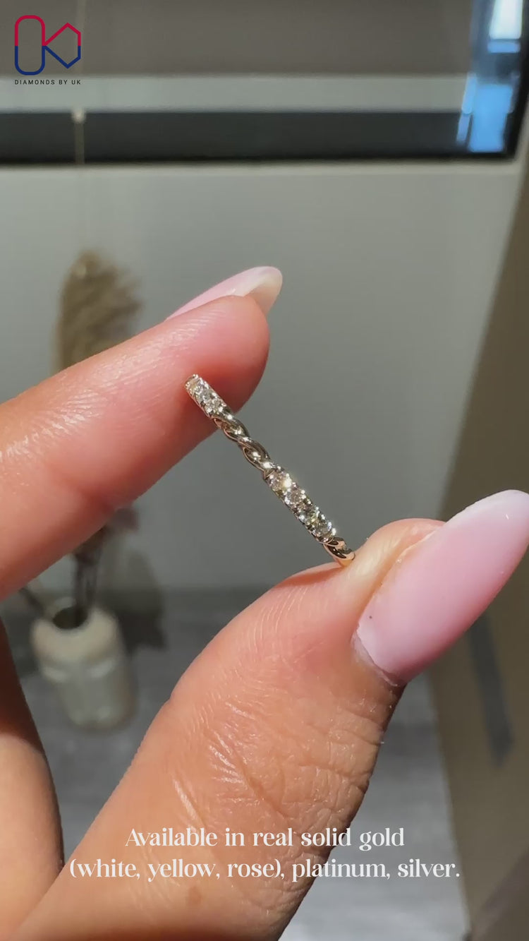 Round diamond wedding band with twisted rope design.
